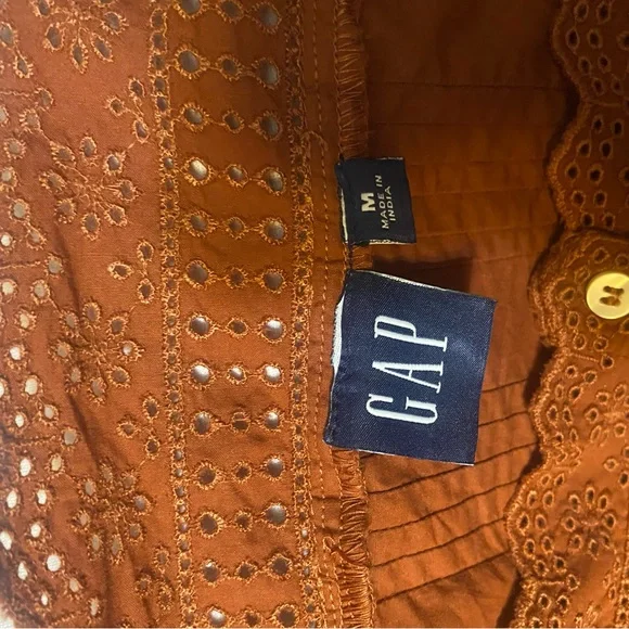 The GAP: Puff sleeve eyelet lace Boho peasant top. Medium. From the 2022 line - Picture 5 of 6